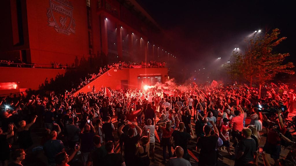 Liverpoolin fanit juhlivat mestaruutta antautumuksella Anfieldin stadionin yhteydessä.