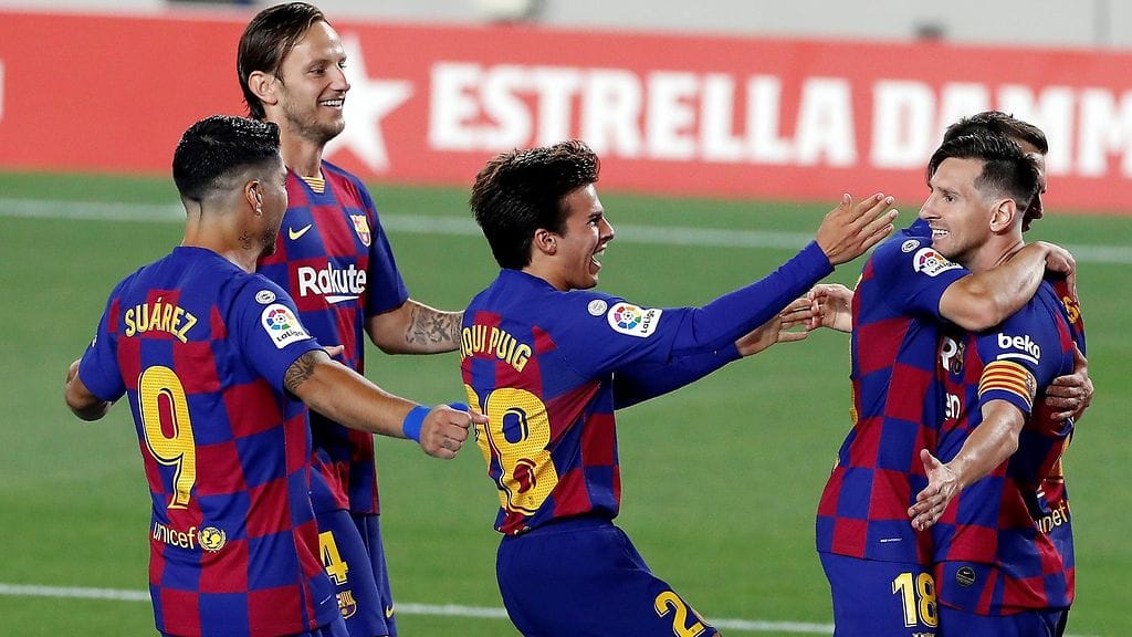 Barcelona-joukkuekaverit onnittelivat uransa 700. maalin iskenyttä Lionel Messiä.