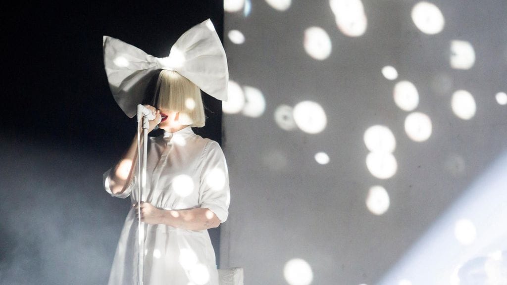 Sian debyytti ohjaajana oli laulajalle hyvin raskas.