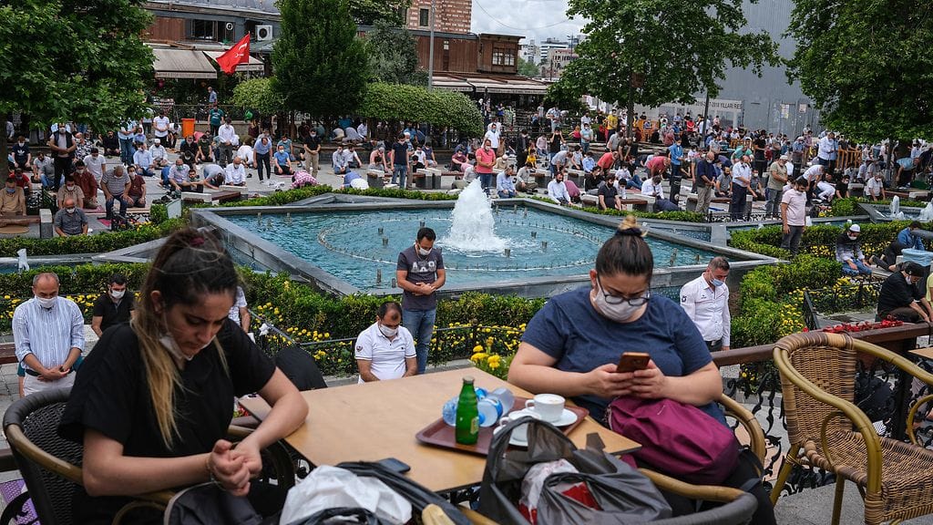 Kesäkuun lopulla Turkin suurimmassa kaupungissa Istanbulissa ihmiset viettivät aikaansa puistossa, jossa oli käynnissä myös turvavälein järjestetty rukoushetki.