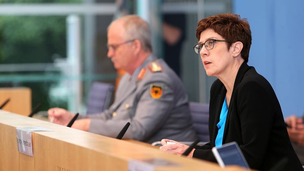 Saksan Puolustusministeri Annegret Kramp-Karrenbauer. Taustalla Bundeswehrin toiminnan tarkastamisesta vastaava kenraali Eberhard Zorn.