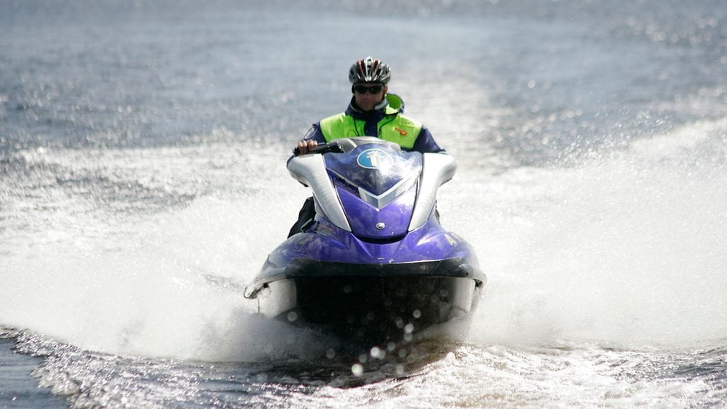 Päijänteellä Sysmässä on sattunut vesiliikenneonnettomuus, jossa on loukkaantunut yksi ihminen. Kuvituskuvassa poliisin vesijetti.