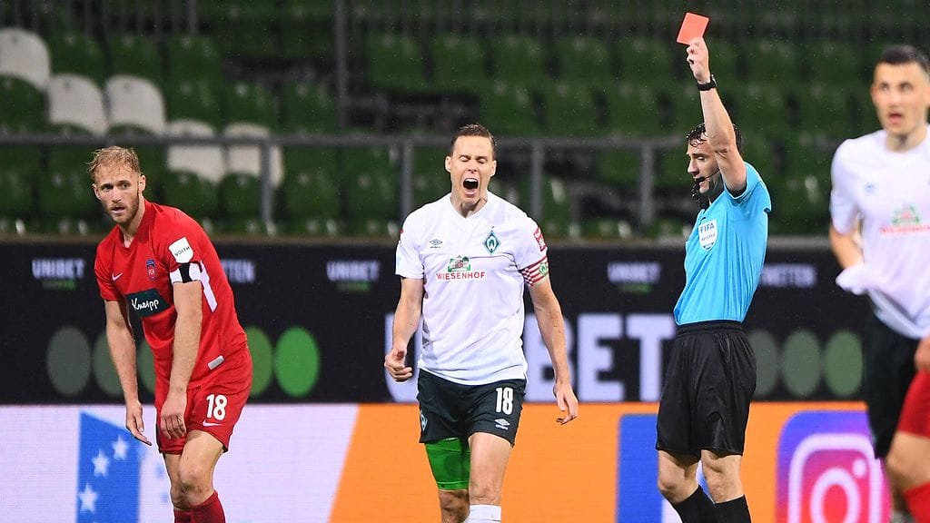 Niklas Moisander sai punaisen kortin.