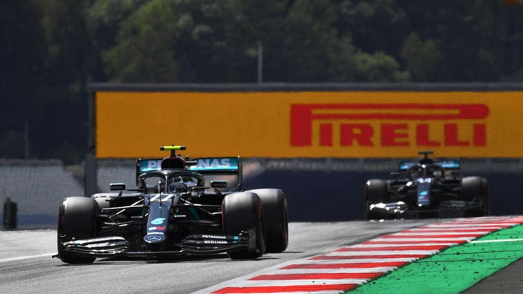 Lewis Hamilton jahtaa Valtteri Bottaksen kärkipaikkaa.