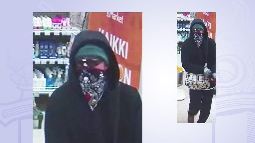 Kuvassa näkyvä epäilty tekijä on noin 185–190 senttiä pitkä, ja hänellä olivat tekohetkellään yllään tumma tai musta huppari ja housut, vihreä pipo sekä kasvoillaan aurinkolasit ja kirjava huivi, jossa oli valkoisia pääkallon kuvia. (Kuva: Poliisi)
