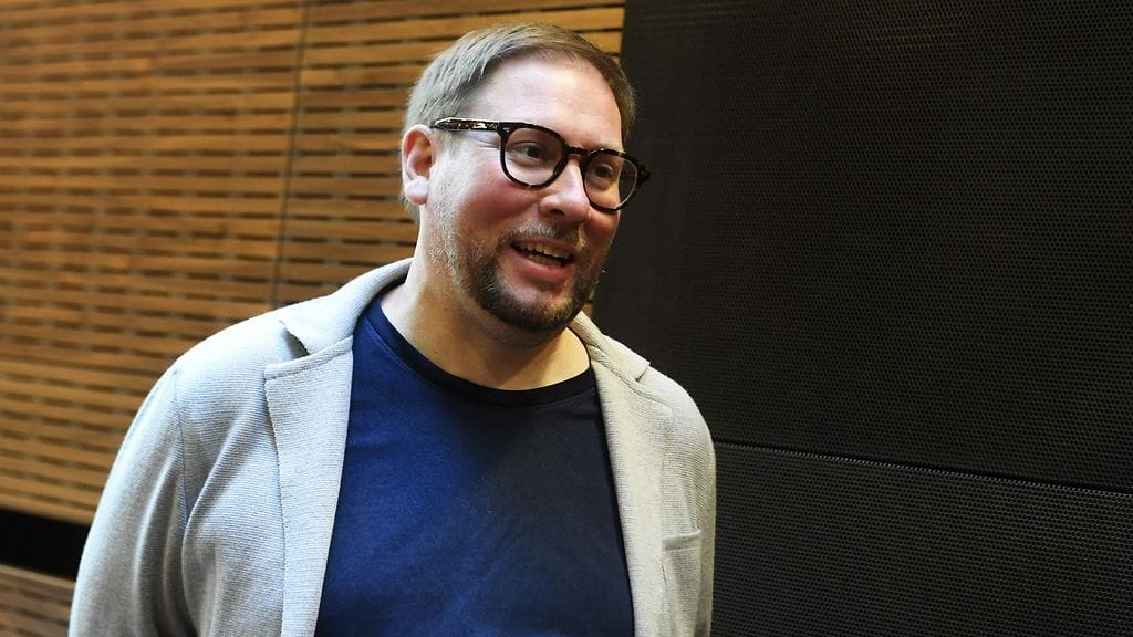 Helsingin kaupungin johdon yhteiskuva keräsi Arhinmäen ulkonäköä pilkkaavia kommentteja.