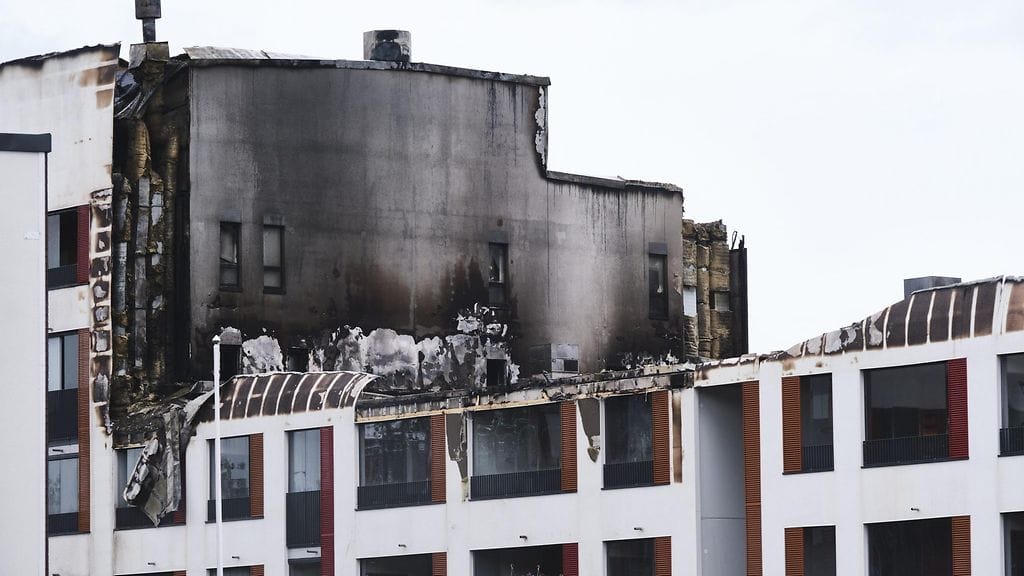 Asukas myöntää polttaneensa kynttilää mutta kiistää syytteen.