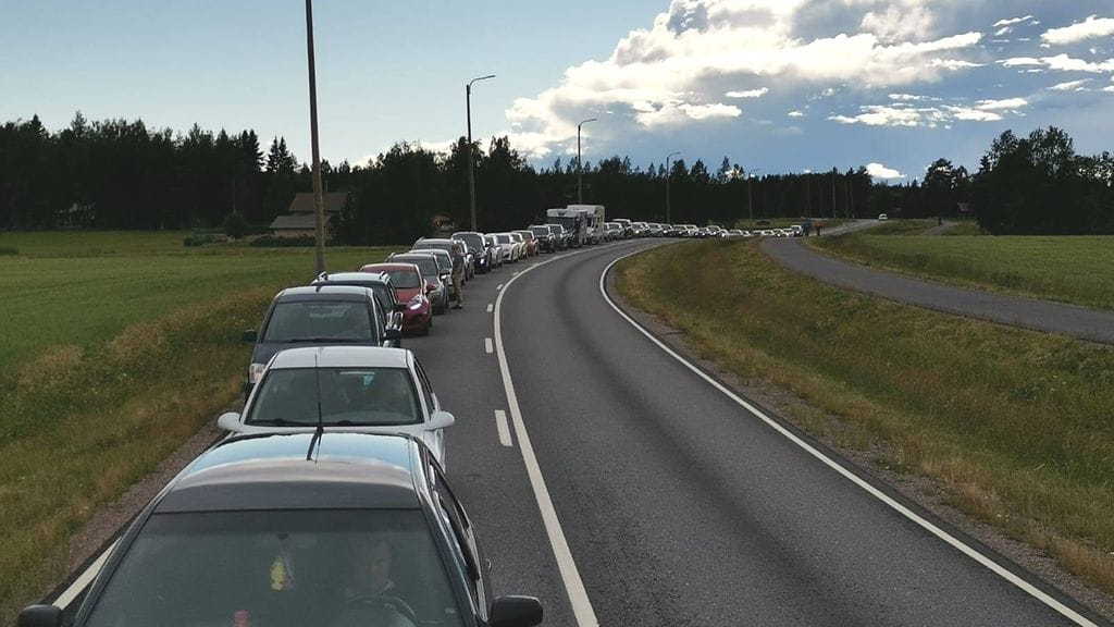 Eevertti Paloniemi nappasi kuvan autoista jonottaessaan ilmaisbensaa Tuurin kyläkaupalla eilen.