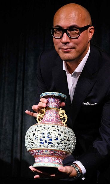 Nicholas Chow esitteli arvokasta kiinalaisvaasia lehdistötilaisuudessa Hongkongissa.