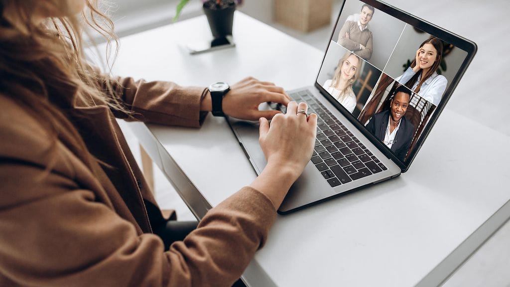 Singaporelaisen yliopiston professori sai vasta kahden tunnin luennon jälkeen tietää, erttä hänen mikrofoninsa oli ollut äänettömällä koko ajan.
Kuvituskuva.