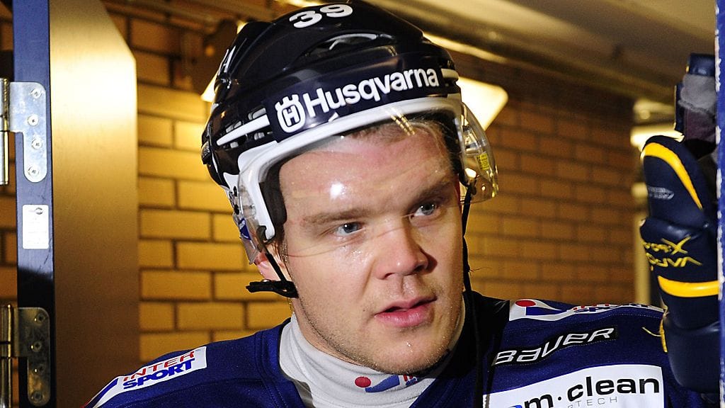 Jukka Voutilainen siirtyy laitahyökkääjän tontilta keskelle.