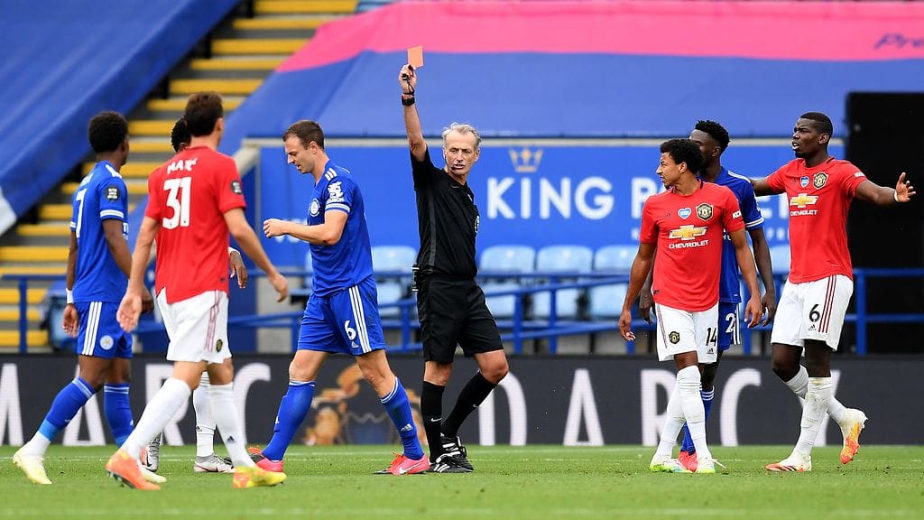 Leicester Cityn toppari Jonny Evans sinetöi synkän tuloksen kammotaklauksella ja punaisella kortilla.