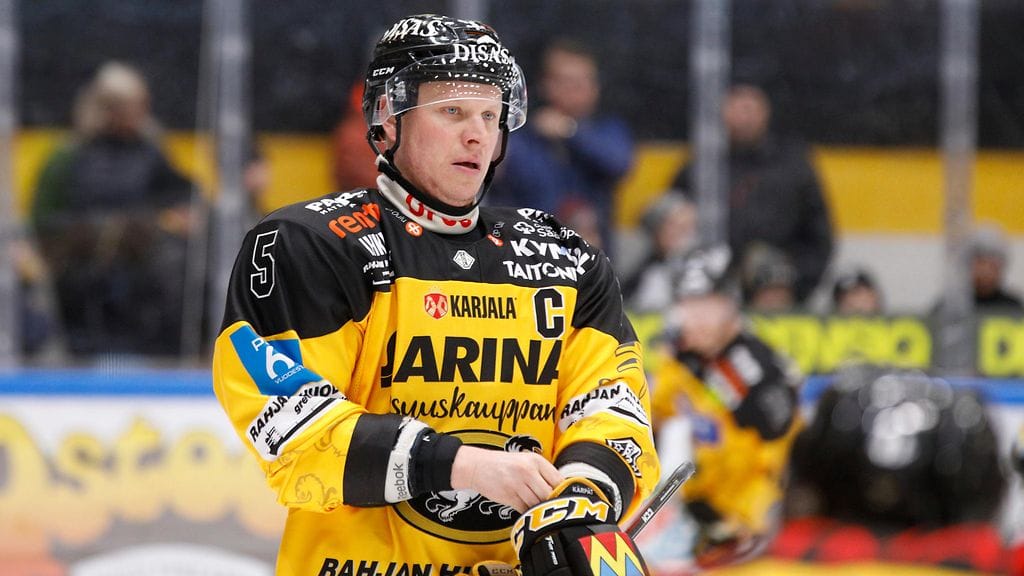 Lasse Kukkonen tottui pitämään kapteenin C-kirjainta rinnassa peliurallaan.