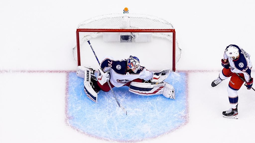 Joonas Korpisalo koppasi Auston Matthewsin laukauksen räpyläänsä.