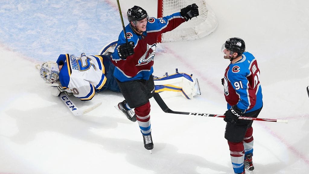 Mikko Rantanen riensi onnittelemaan voittomaalin tehnyttä Nazem Kadria.