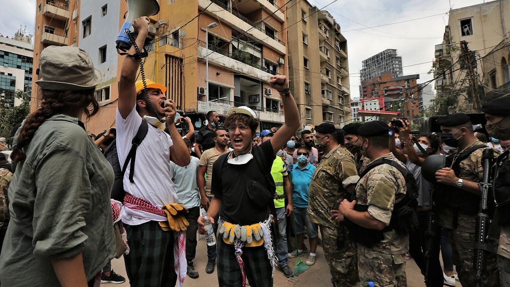 Ihmiset osoittivat mieltä hallitusta vastaan Beirutissa elokuussa 2020.