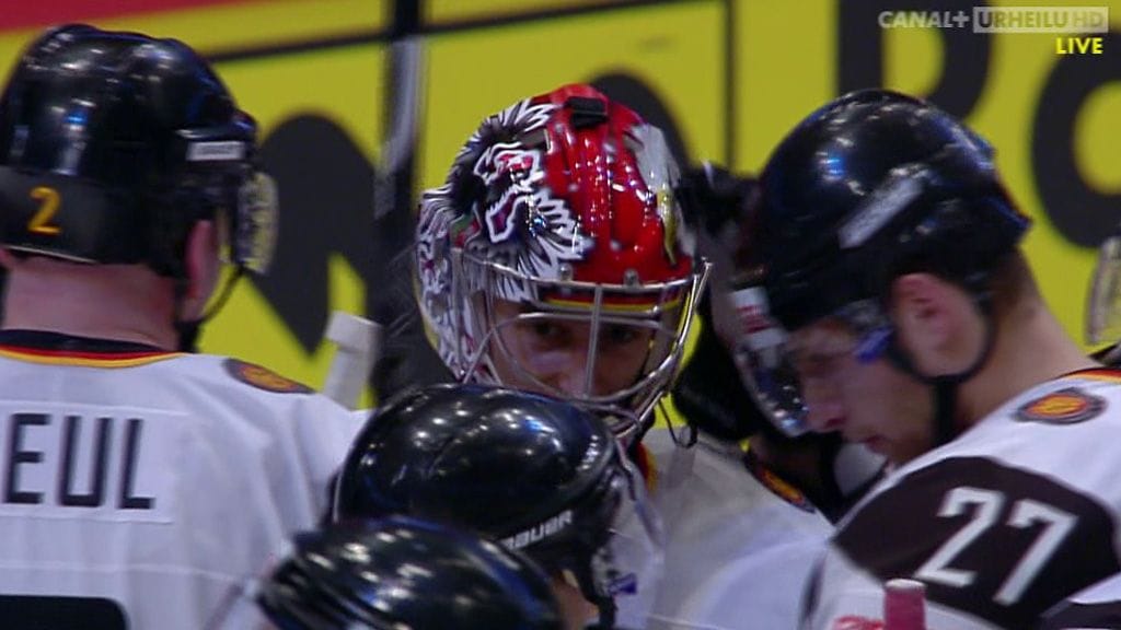 Saksan maalivahti Dennis Endrasilla riitti kavereita Italia-pelin jälkeen.