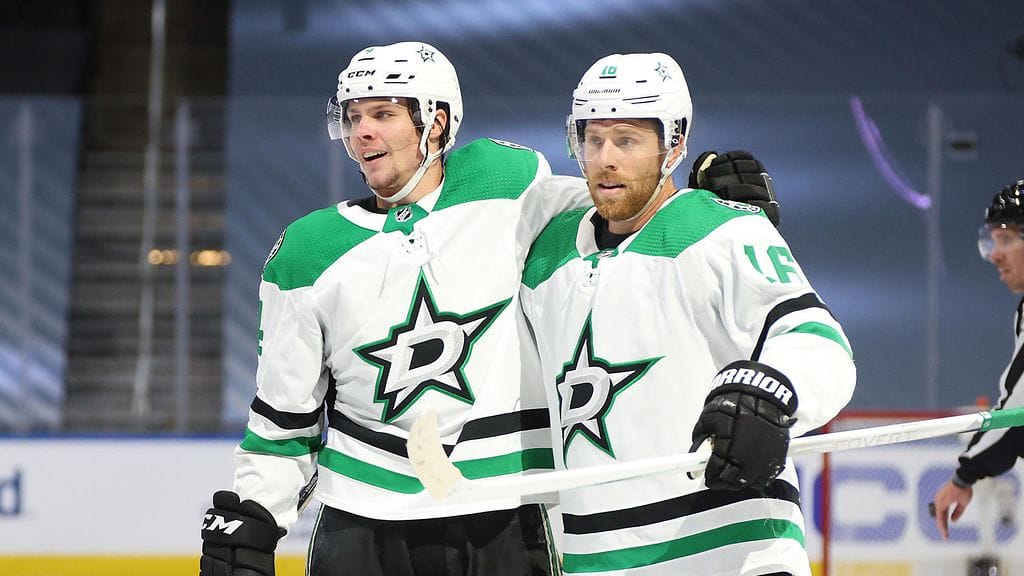 Miro Heiskanen syötti Joe Pavelskin (oik.) osuman.