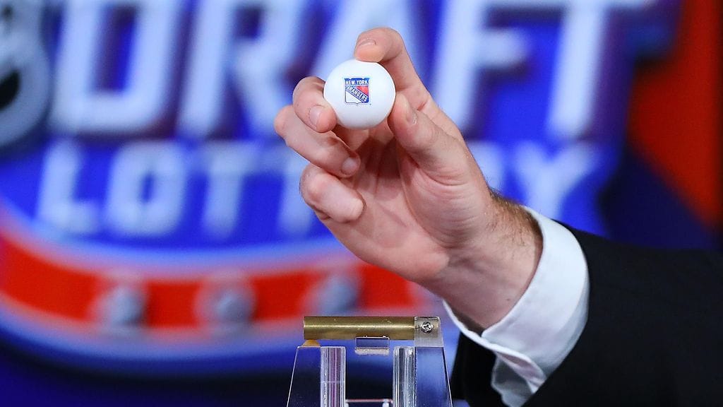 New York Rangersin pallo nousi ykkösenä NHL:n varaustilaisuuden arvonnassa.