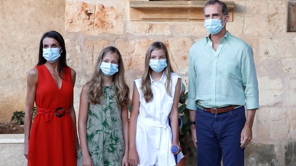 Espanjan kuninkaan perhe kuvattiin Mallorcan lomasaarella esimerkillisesti maskit kasvoillaan.