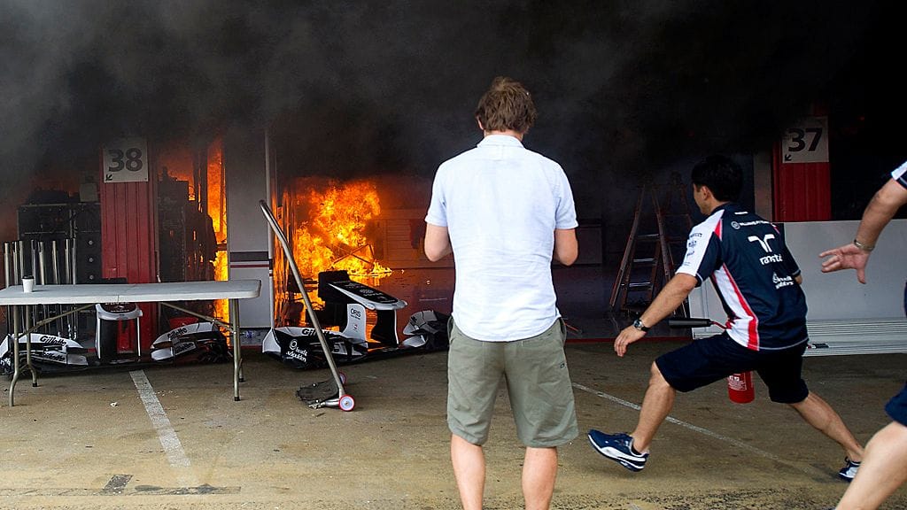 Williamsin varikkopilttuu tulessa