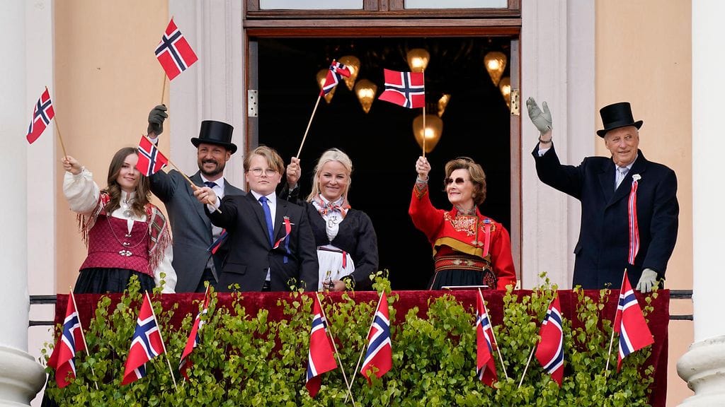 Norjan kuninkaalliset viettivät viimeisen lomaviikkonsa koko suvun voimin Lofooteilla.