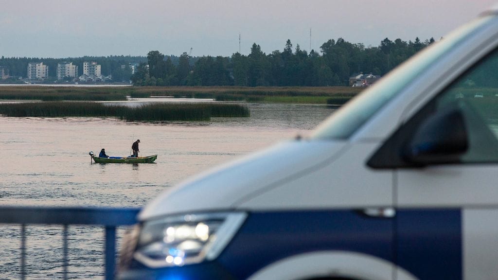 OSTETTU, pelastuslaitos, poliisi, koski, kalastaja, kalastus, järvi, vesi, vesistö