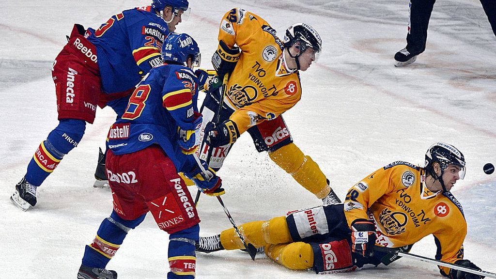 Jerry Ahtola (jäässä) on tänään ykkösnyrkissä, kun Lukko yrittää kaataa Jokerit.