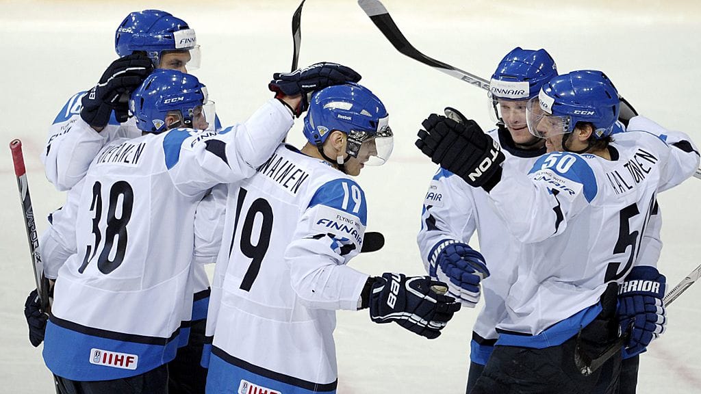 Leijonat juhlii Veli-Matti Savinaisen 2-0-maalia.