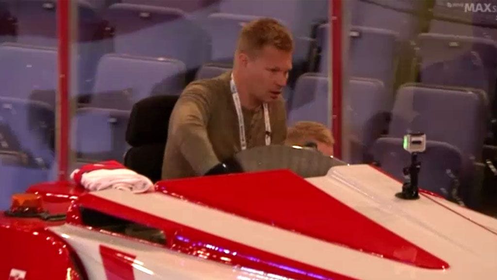 Mika Salo pääsi kaasuttelemaan Zambonilla Hartwall Areenan jäällä.