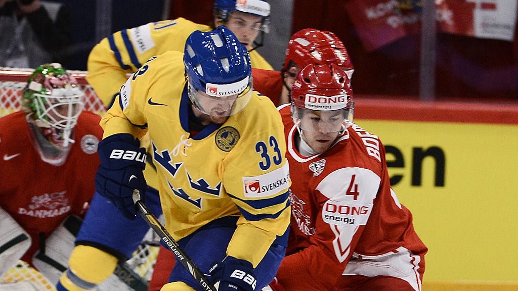 Henrik Sedin vääntää Mads Bödkerin kanssa.