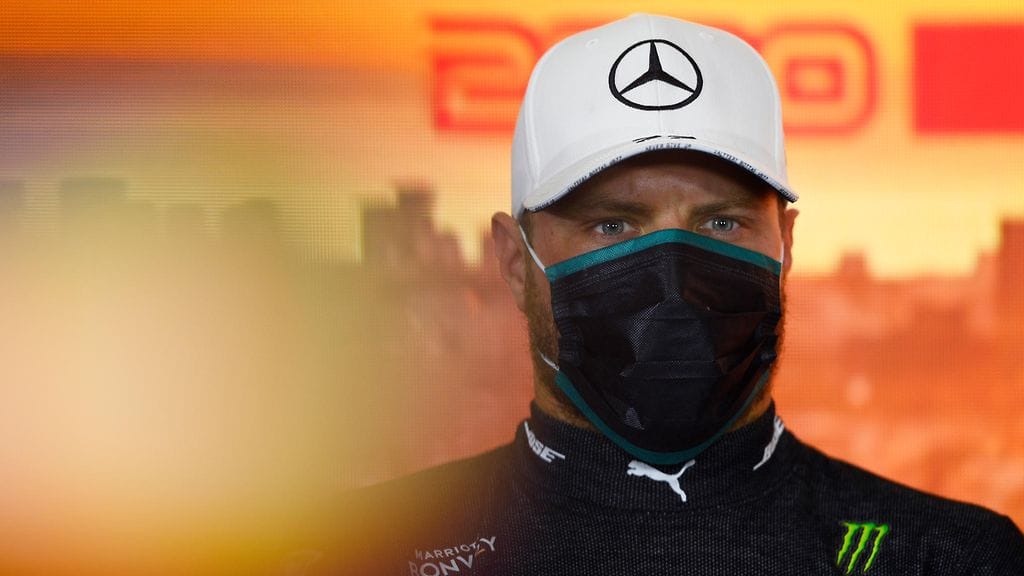 Valtteri Bottas otti kantaa Mercedeksen mustiin ajohaalareihin.