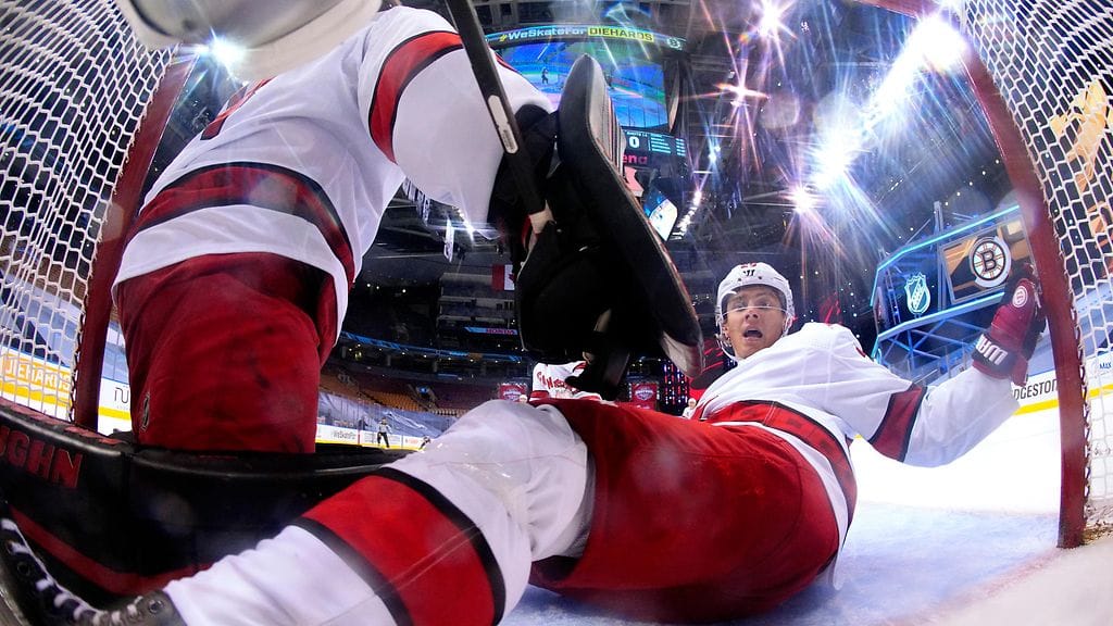 Sebastian Aho suojelemassa omaa maaliaan Carolinan tappiossa Bostonia vastaan.