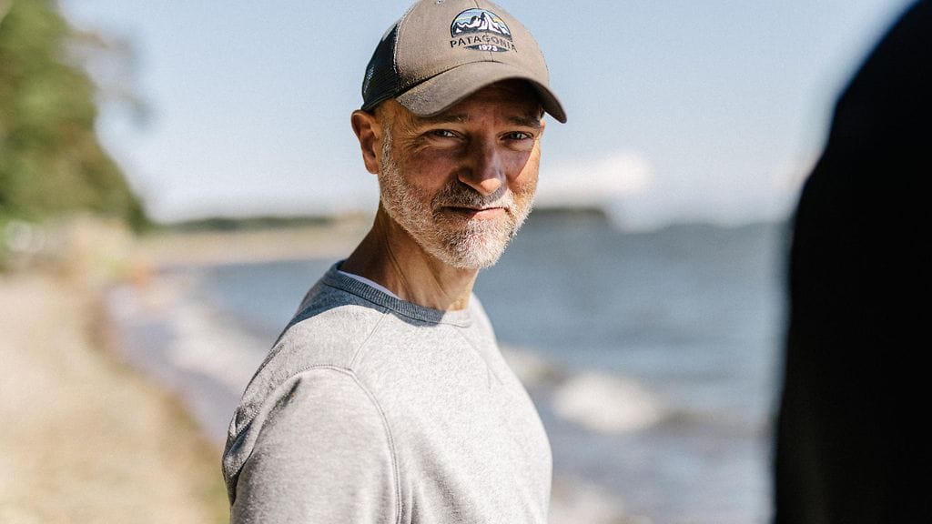 Elokuvaohjaajat Juho Kuosmanen ja Aku Louhimies (kuvassa) hakevat elokuvaohjauksen professuuria, kertoo Suomen Kuvalehti.