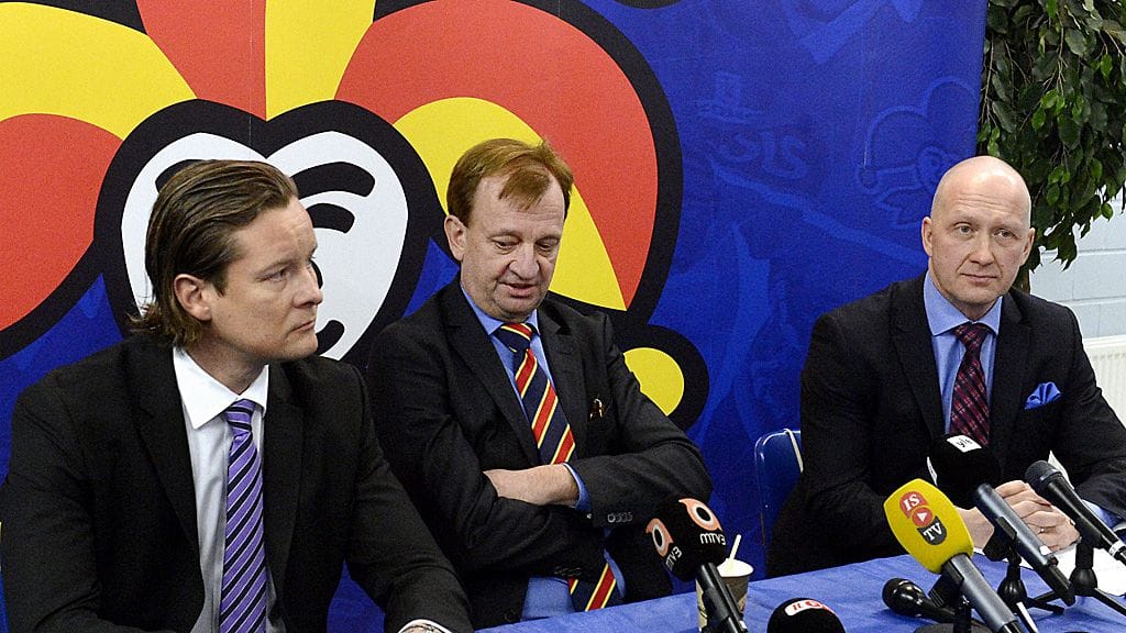 Keijo Säilynoja (vas.) ei lähde heiluttamaan venettä.