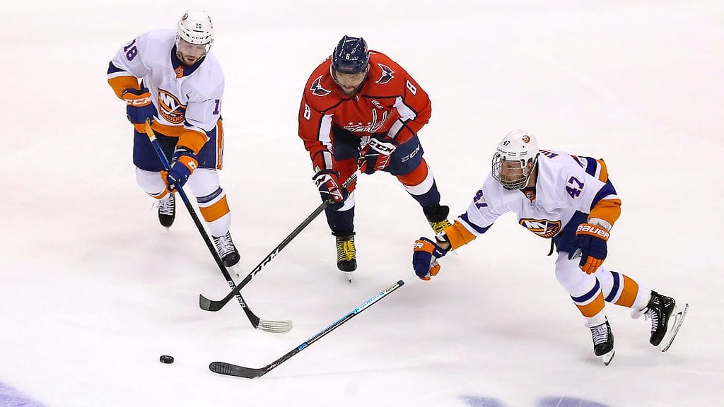 Anthony Beauvillierin ja Leo Komarovin New York Islanders pudotti Aleksander Ovetshkinin Washington Capitalsin jatkosta jääkiekon NHL:n pudotuspeleissä.