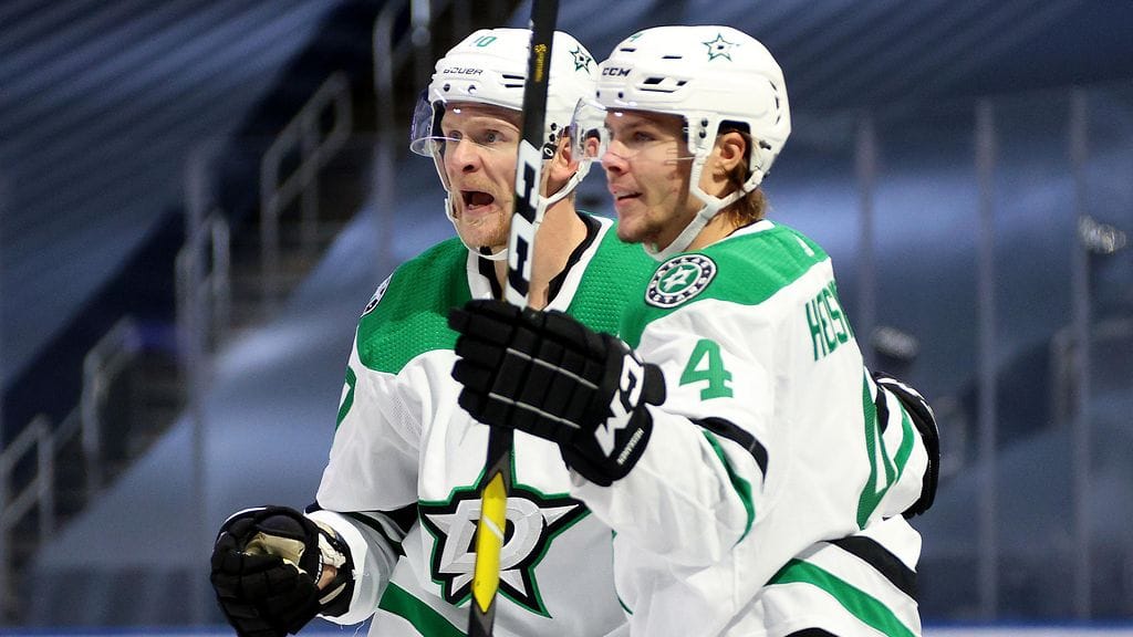 Miro Heiskanen ja Corey Perry juhlivat ylivoimamaalia.