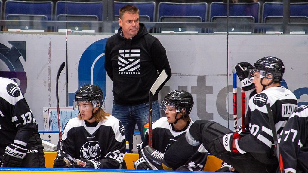 Raimo Helmisen TPS juhli 3v3 Super Seriesin ensimmäisen ottelun voittoa.