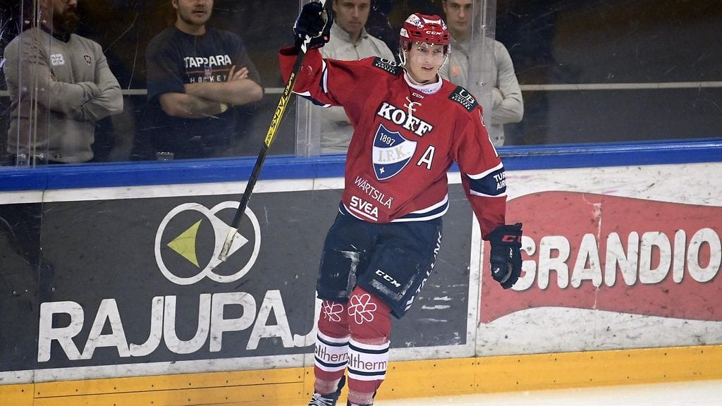 Anton Lundell viimeisteli HIFK:n 3–3-tasoituksen TPS:ää vastaan.