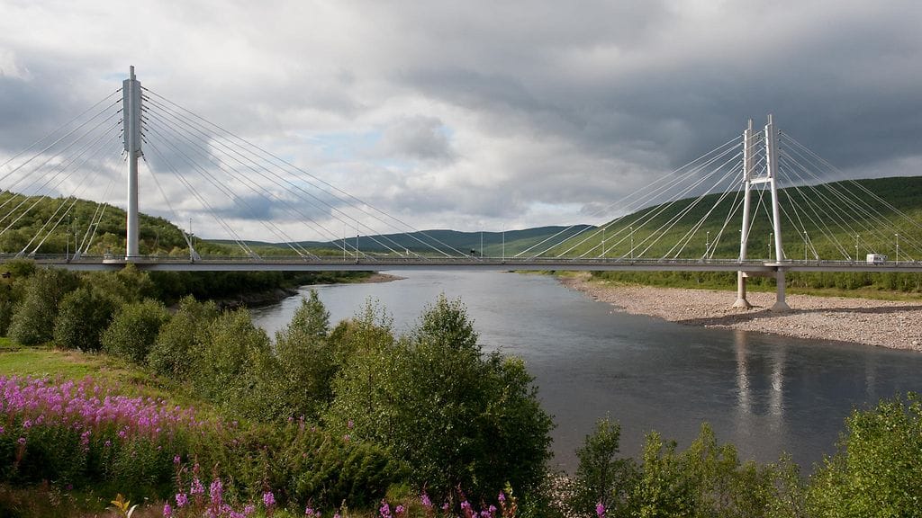 Saamen silta ylittää Tenojoen Suomen ja Norjan rajalla.