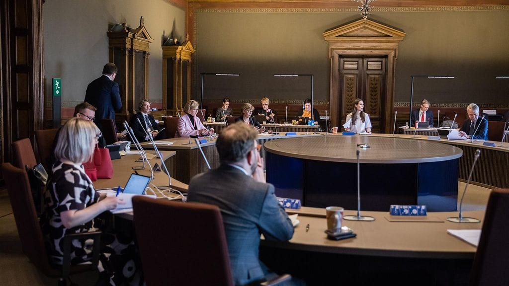 Hallitus kokoontui Säätytalolle Helsingissä 3. toukokuuta 2020 neuvottelemaan koronarajoitusten purkamisesta pääministeri Sanna Marinin johdolla.