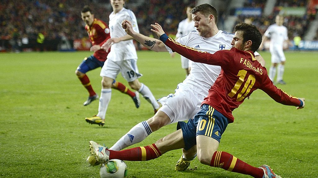 Joona Toivio ja Cesc Fabregas ensimmäisellä puoliajalla.