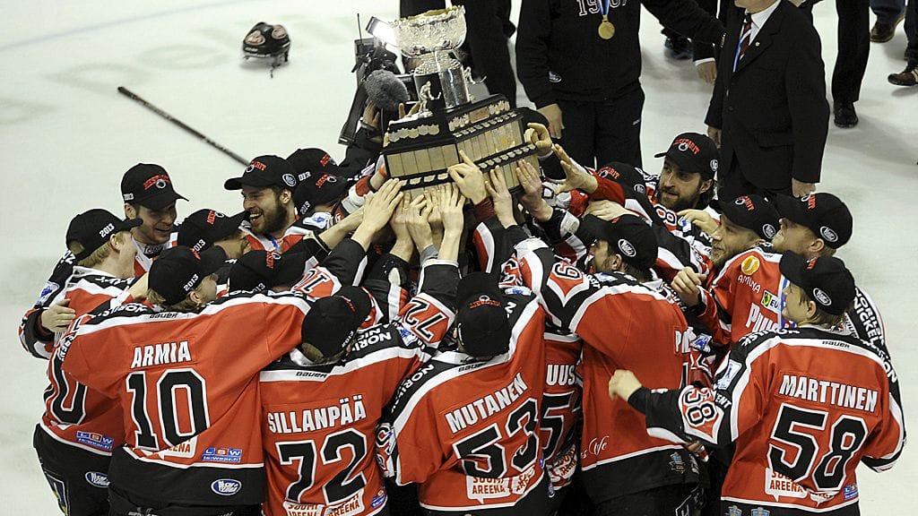 Ässät nostaa Kanada-maljaa.