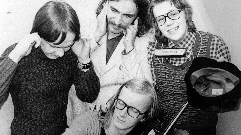 Coitus Int eli Max Möller, Harri Rinne ja Mikko Alatalo nautiskelevat Juice Leskisen viulusoolosta. (Kuva: Heikki Tauvo.) Rajoitettu käyttöoikeus.