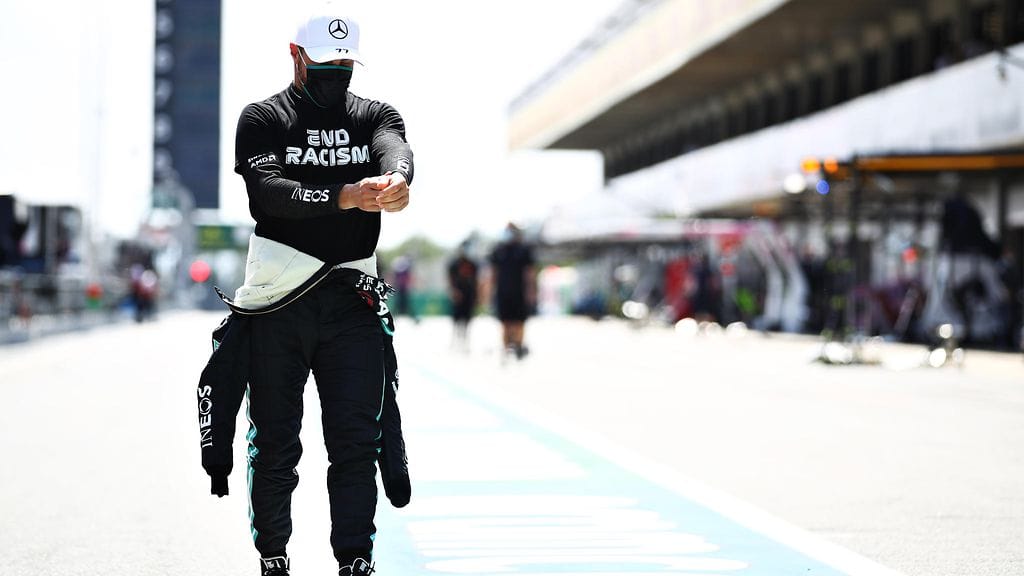 Valtteri Bottas paahtui ajopuvussaan Barcelonan auringon alla.