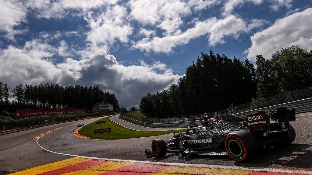 Valtteri Bottas Eau Rouge -mutkassa lauantain treeneissä.