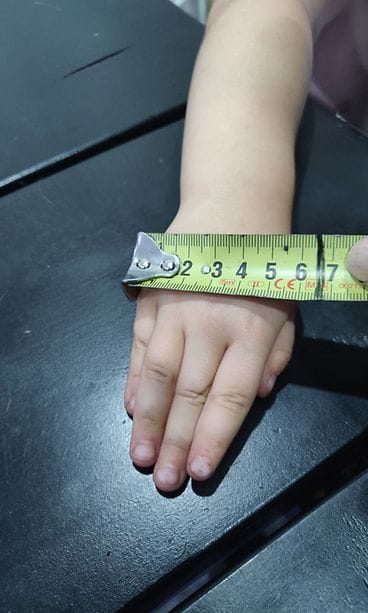 lapsen käsi uimahalli