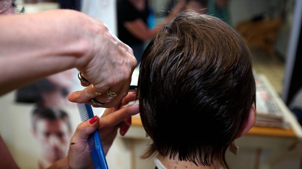 Naisyrittäjät ovat tyytymättömämpiä hallitukseen kuin miehet. Kuvituskuvassa hiustenleikkuuta.