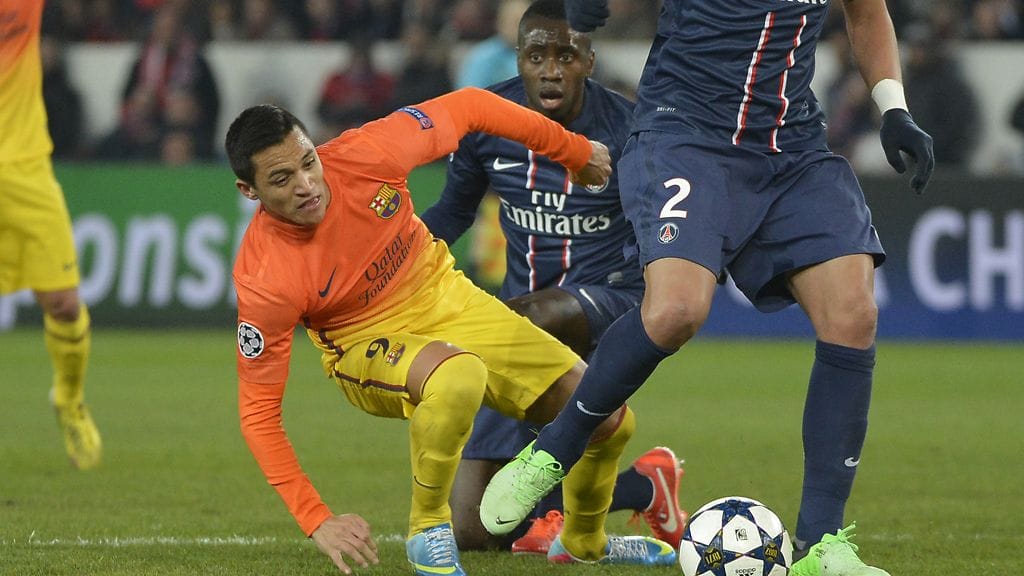 Alexis Sanchez (edessä) kamppaili PSG:n Blaise Matuidin kanssa.