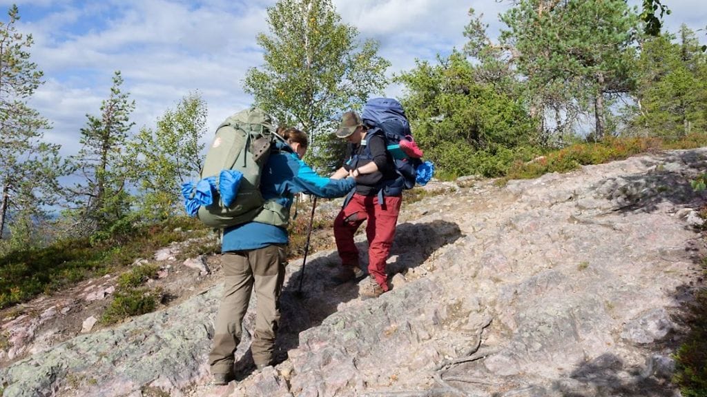Vihoin ja viimein! Sokea Outi pääsi vaeltamaan Ison Karhunkierroksen – 82 kilometriä taittui yhdessä oppaan kanssa (3)